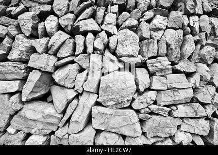 Massive große Wand, bestehend aus großen Steinen in schwarze und weiße Farbe Stockfoto