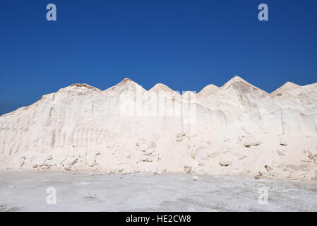 Große Haufen von weißes Meersalz unter blauem Himmel Stockfoto