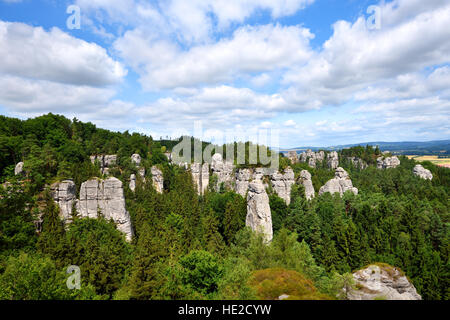 Sandstein Felstürmen im grünen Wald Stockfoto