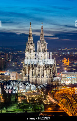 Abends Blick auf Skyline von Köln mit prominenten beleuchteten Kathedrale Stockfoto