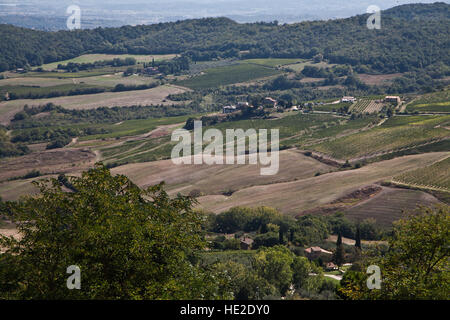 Blick über die toskanische Hügellandschaft von Montepulciano in Richtung Umbrien. Stockfoto