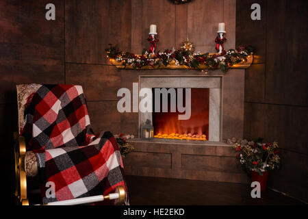 Schaukelstuhl im Wohnzimmer mit eingerichteten modernen flammenden Kamin Stockfoto