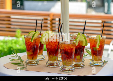 Gläser mit rum Cocktail, Eis und Kalk Stockfoto