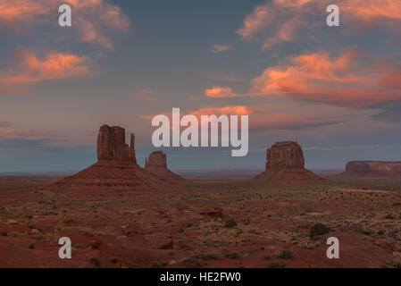 Schöne Wolken im Monument Valley nach Sonnenuntergang Stockfoto