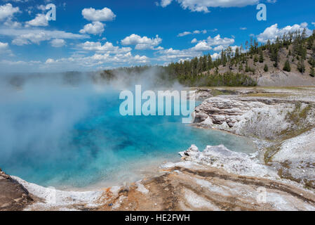 Blauen Pool der Geysir im Yellowstone-Nationalpark, Wyoming Stockfoto