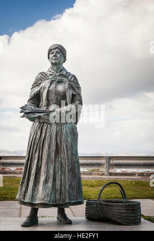 Fisher-Frau Bronze-Statue in Nairn in Schottland. Stockfoto