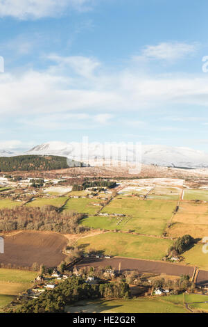 Ben Wyvis und Braes Strathpeffer vom Knockfarrel Berg in Schottland. Stockfoto