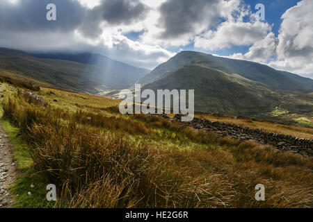 Blick vom Llanberis Path auf Snowdon (Yr Wyddfa) mit Blick auf das Tal des Afon Arddu, Snowdonia National Park (Eryri National Park), Wales. Stockfoto