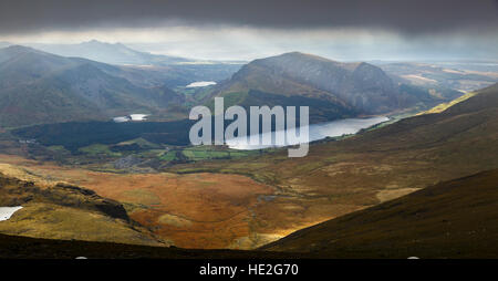 Blick vom Llanberis Path in der Nähe des Gipfels von Snowdon (Yr Wyddfa) in Richtung Llyn Cwellyn und Mynydd Mawr, Snowdonia National Park (Eryri), Wales. Stockfoto