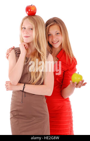 Zwei Mädchen mit frischen Äpfeln, isoliert auf weiss Stockfoto