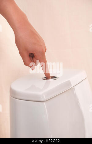 Kinder Hand Toilettenspülung. Speicherplatz auf der linken Seite für Text. Stockfoto