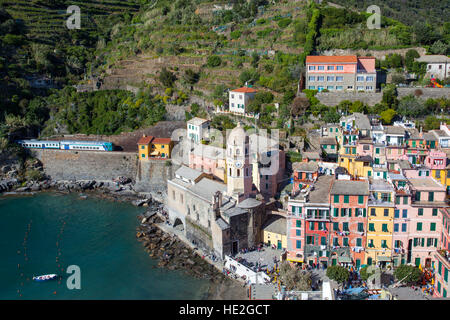 Blick auf Vernazza von oben. Cinque Terre, Ligurien, Italien. Stockfoto