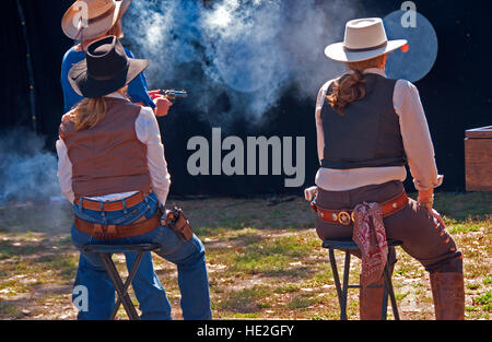 Wettbewerb bei der schnellste Waffe lebendig World Championship Cowboy schnell zeichnen Competition in Fallon, Nevada Stockfoto