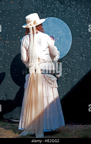 Cowgirl Wettbewerber bei der schnellste Waffe lebendig World Championship Cowboy schnell zeichnen Competition in Fallon, Nevada Stockfoto