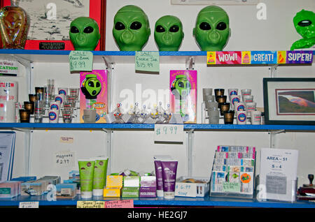 Souvenirs zum Verkauf an die kleine Le ' Inn Restaurant, Bar und Motel, Rachel, Nevada Stockfoto