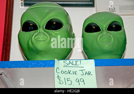 Souvenirs zum Verkauf an die kleine Le ' Inn Restaurant, Bar und Motel, Rachel, Nevada Stockfoto