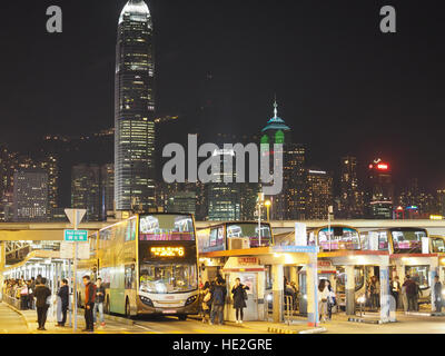 Blick von der Bushaltestelle am Star Ferry Terminal im "Tsim Sha Tsui" Kowloon Hong Kong bei Nacht Stockfoto