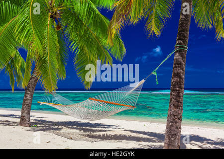 Hängematte zwischen Palmen am tropischen Strand von Rarotonga, Cook-Inseln, Süd-Pazifik Stockfoto