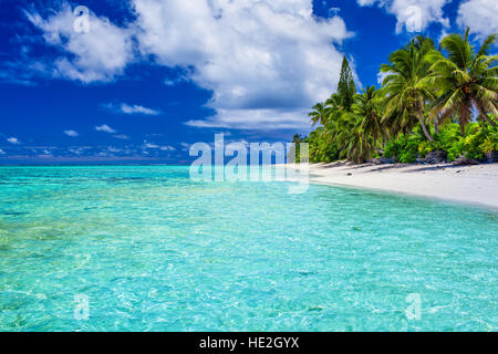 Super Strand mit weißem Sand und Palmen auf Rarotonga, Cook-Inseln Stockfoto