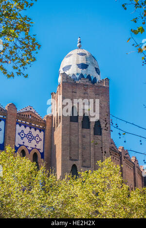 Turm von La Monumental Stierkampfarena in Barcelona, Spanien. Der Plaza Monumental de Barcelona, oft einfach als La Monumental bekannt. Stockfoto