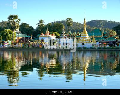 Goldene Pagode Wat Chong Klang und Wat Chong Kham mit Reflexion, burmesischen Architekturstil Tempel, Mae Hong Son, Nord-Thailand Stockfoto