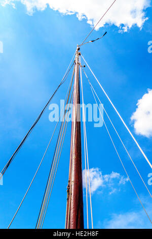 Mast und Takelage eines historischen Botter Bootes im Hafen Bunschoten-Spakenburg in den Niederlanden Stockfoto