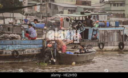 Schwimmende Markthändler auf dem Mekong, Vietnam Stockfoto