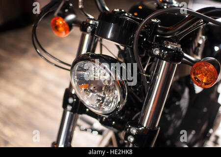 Scheinwerfer von Motorrädern im Ladengeschäft Stockfoto