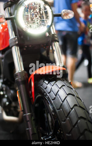 Scheinwerfer von Motorrädern im Ladengeschäft Stockfoto