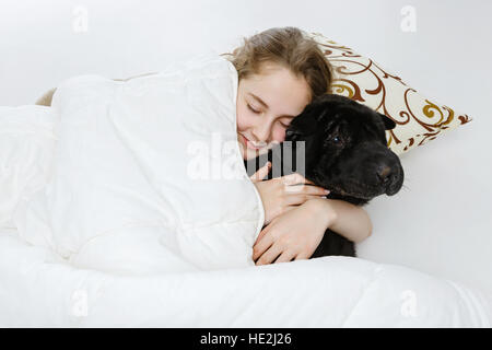 Teen Mädchen schläft mit Hund Stockfoto