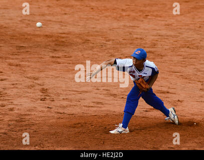 ZHONGSHAN, GUANGDONG - Oktober 27:unknown Krug wirft den Ball in einem Baseballspiel am 27. Oktober 2016. Stockfoto