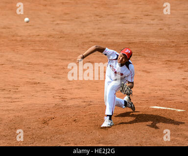 ZHONGSHAN, GUANGDONG - Oktober 27:unknown Krug wirft den Ball in einem Baseballspiel am 27. Oktober 2016. Stockfoto