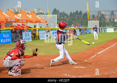 ZHONGSHAN, GUANGDONG - Oktober 27:unknown Krug wirft den Ball in einem Baseballspiel am 27. Oktober 2016. Stockfoto