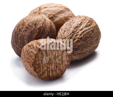 Gruppe von Muskatnüsse (Samen der Myristica Fragrans). Schneidepfade, Schatten getrennt Stockfoto