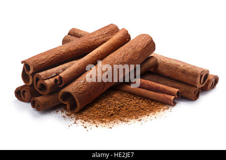 Haufen von Zimt-sticks mit gemahlenem Zimt zusammen. Schneidepfade, Schatten getrennt Stockfoto