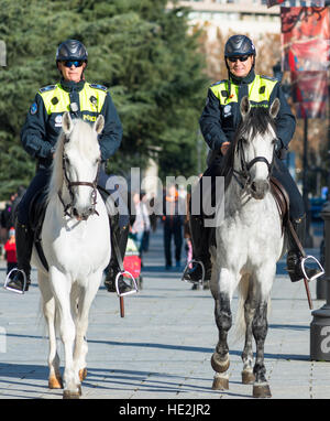 Die spanische Polizei auf dem Pferderücken Calle de Bailén in der Nähe vom Königspalast, Madrid, Spanien. Stockfoto