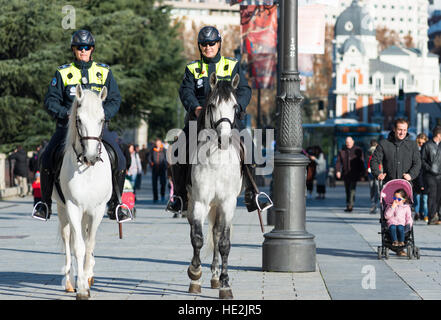 Die spanische Polizei auf dem Pferderücken Calle de Bailén in der Nähe vom Königspalast, Madrid, Spanien. Stockfoto