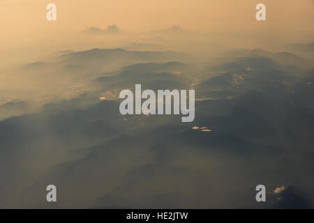 Luftaufnahme des Gebirges Blick vom Flugzeug Morgen. Stockfoto