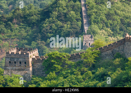 Der ursprüngliche Mutianyu-Abschnitt der großen Mauer, Peking, China. Stockfoto