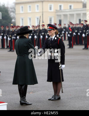 Die Herzogin von Cornwall präsentiert die Sword of Honour Senior unter Offizier Wild an der Royal Military Academy Sandhurst, Berkshire, wo sie Königin Elizabeth II auf das souveräne Parade vertreten ist, der findet am Ende eines jeden Semesters in Sandhurst und die Weitergabe von Officer Cadets, deren Inbetriebnahme abgeschlossen haben. Stockfoto