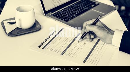 Business-Mann ausfüllen Anwendung Form-Konzept Stockfoto