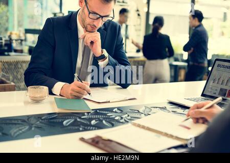 Ernsthaften Geschäftsmann ausfüllen Formular Konzept Stockfoto