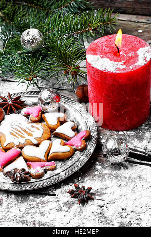 Hausgemachte Weihnachtskekse in Form von Herzen und rote Kerze Stockfoto