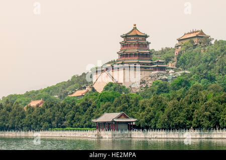 Turm der buddhistischen Weihrauch auf Langlebigkeit Hill in den Sommerpalast und Kunming See-Peking, China. Stockfoto