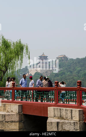 East Causeway Bridge, Tower der buddhistischen Weihrauch auf Langlebigkeit Hill in den Sommerpalast und Kunming See-Peking, China. Stockfoto