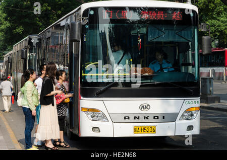 Lokale Busse öffentlicher Transport in Xian, China. Stockfoto