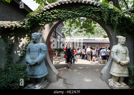 Touristen in einer Werkstatt, die Herstellung von Terrakotta-Krieger und andere Souvenirs in Xian, China. Stockfoto