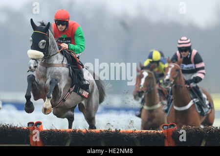 Capitaine geritten von Sam Triston-Davies (links) gewinnt der Himmel Bet Supreme Trial Novizinnen Hürdenrennen während Tag eines Weihnachten Racing Weekend auf dem Ascot Racecourse. Stockfoto