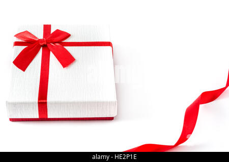 Weißen Geschenkbox und rotes Band auf weißem Hintergrund Stockfoto