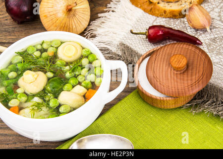 Suppe mit Blumenkohl, Rosenkohl, grüne Bohnen, Erbsen, Carr Stockfoto